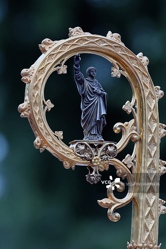 阿尔斯-叙尔-弗罗芒斯。让-马里·维亚内（阿尔斯神父）的圣殿-神殿。主教的牧杖。图片素材