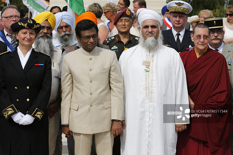 一战新uve Chapelle纪念碑前向阵亡印度士兵致敬，印度大使、宗教领袖和政要出席图片素材