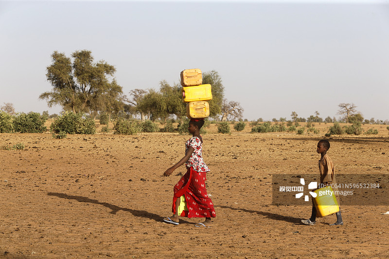 走向水井的富拉尼族青年图片素材