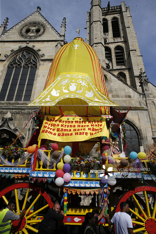 Ratha Yatra或战车节是一个涉及在战车上移动神灵Jagannath、Balabhadra、Subhadra和Sudarshana的节日。本次yatra由巴黎的ISKCON组织图片素材
