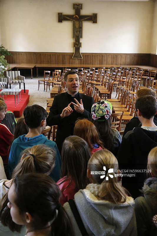圣叙尔皮斯天主教神学院教堂开放日，伊西莱穆利诺。牧师引导参观。图片素材