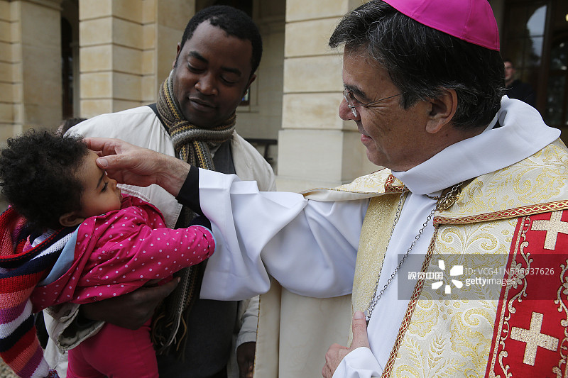 天主教主教祝福儿童图片素材
