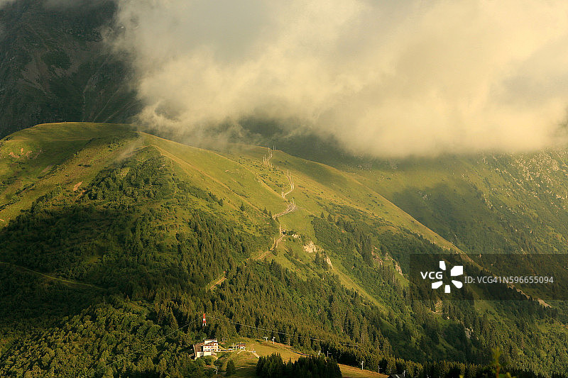 法国阿尔卑斯山上的云彩图片素材