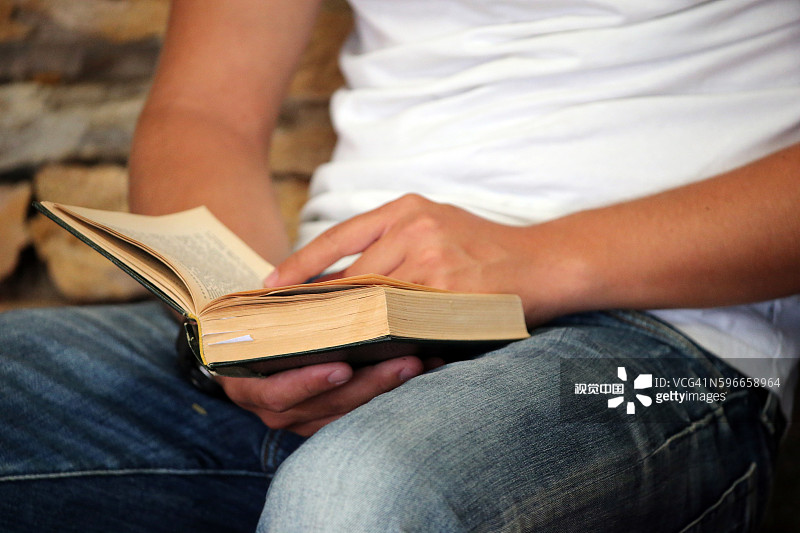 泰泽普世团体：朝圣者在读圣经图片素材