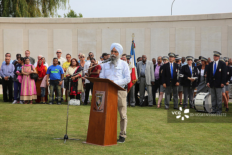 在纳韦沙佩尔纪念馆向在第一次世界大战中阵亡的印度士兵致敬的跨宗教活动。锡克教徒在讲话。图片素材