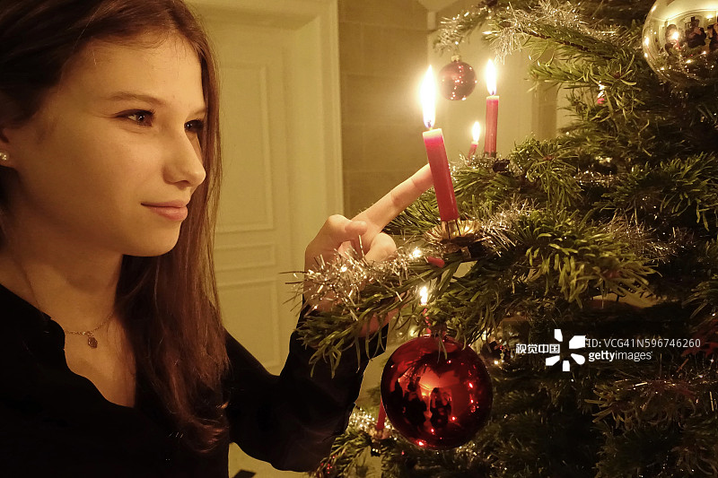 在圣诞树前的少女图片素材