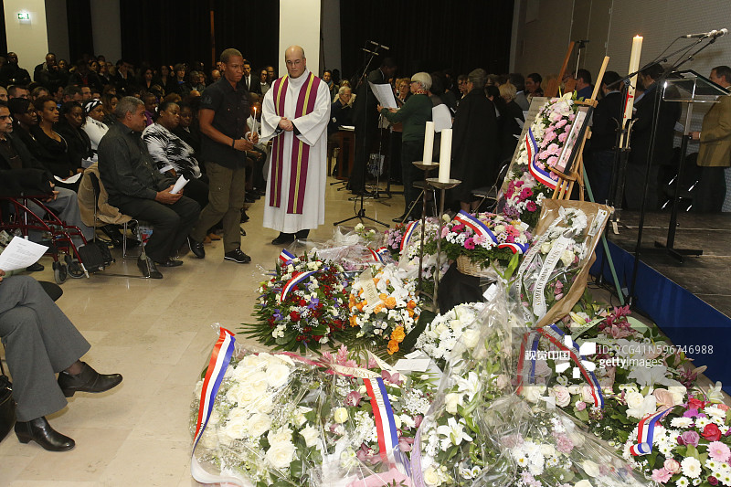 为克拉丽莎·让-菲利普守夜祈祷，她是在蒙鲁日被恐怖分子阿梅迪·库利巴利枪杀的女警察图片素材