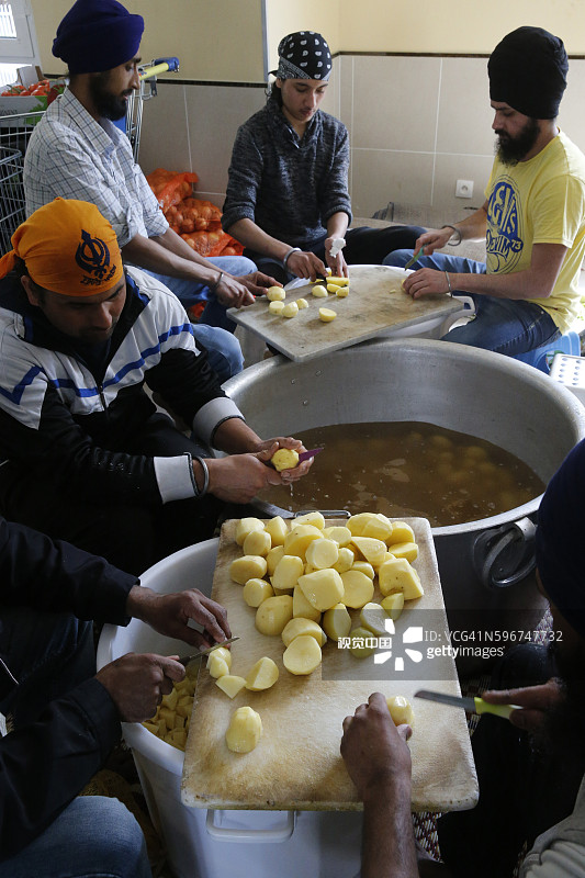 法国博比尼锡克教谒师所，信徒在切土豆图片素材