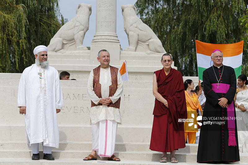 向一战中在讷韦沙佩勒纪念馆牺牲的印度士兵致敬的跨宗教仪式图片素材