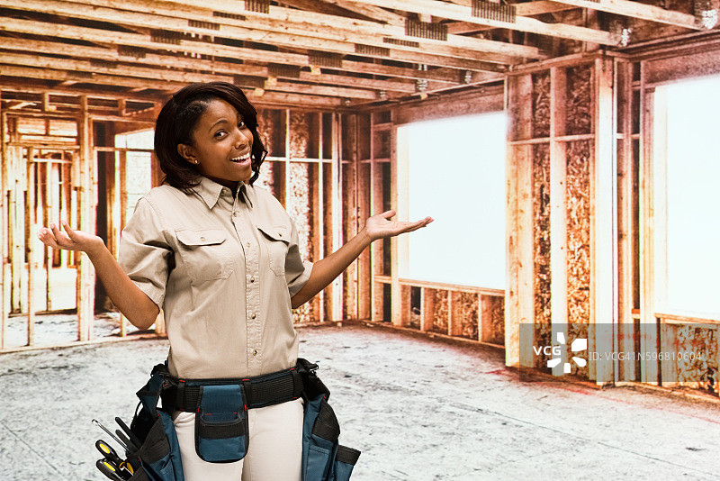微笑的建筑承包商在展示图片素材