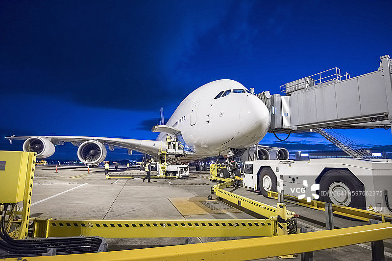 夜间机场停机坪上的A380飞机图片素材
