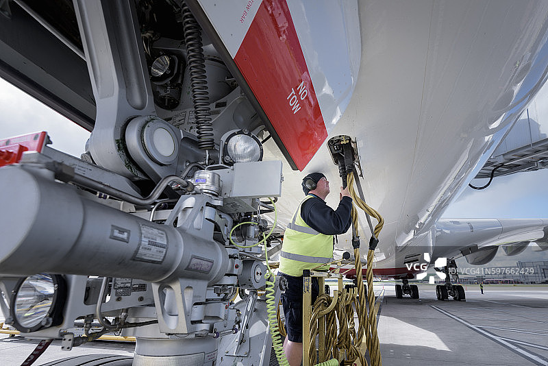 A380飞机旁的地勤服务人员图片素材