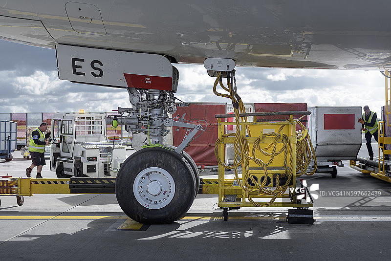地勤人员将行李装入A380飞机图片素材