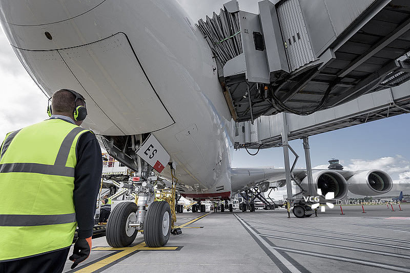 在机场检查A380飞机的工程师图片素材