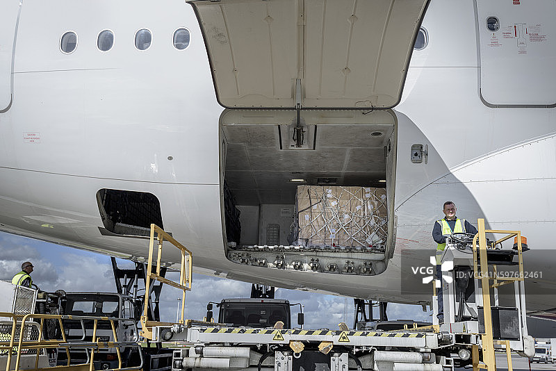 机场地勤人员正在装载A380喷气式飞机图片素材