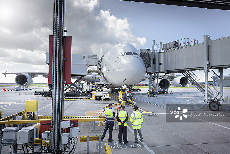 地勤人员在机场检查A380飞机图片素材