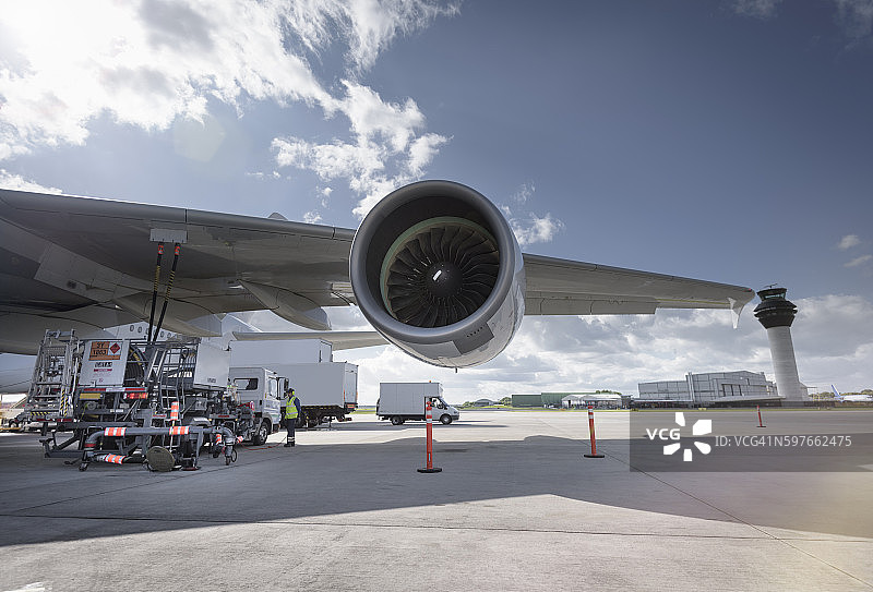 机场A380喷气发动机和控制塔图片素材
