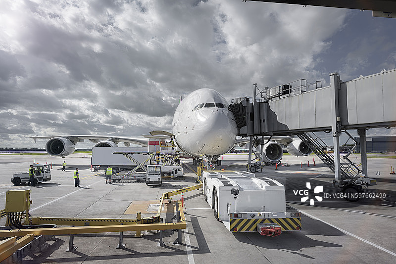 A380飞机在机场机位图片素材