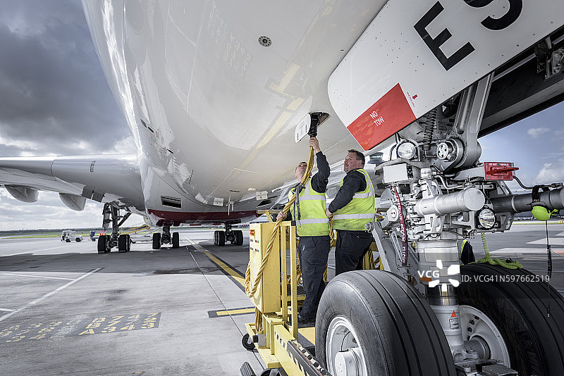 A380飞机上的地勤人员操作装载设备图片素材