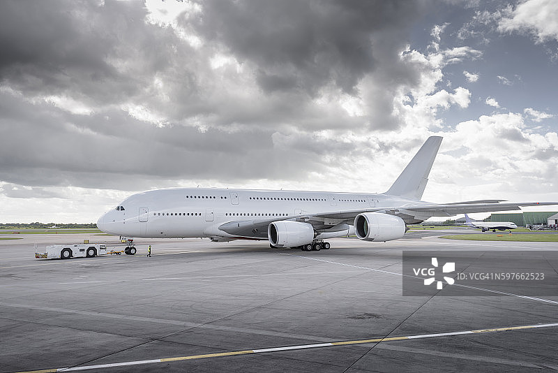 牵引车将A380飞机移至跑道图片素材