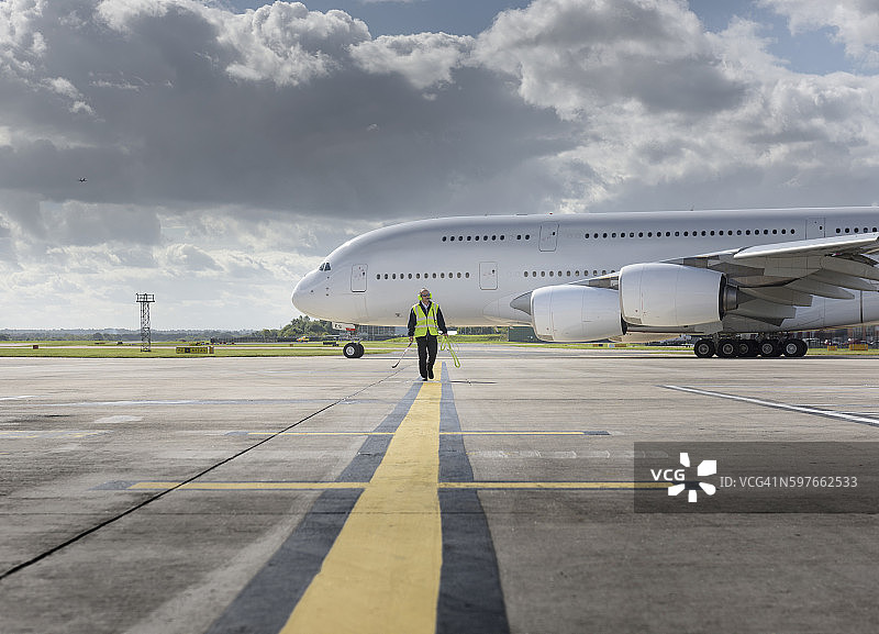 A380飞机起飞时，总工程师走下跑道图片素材