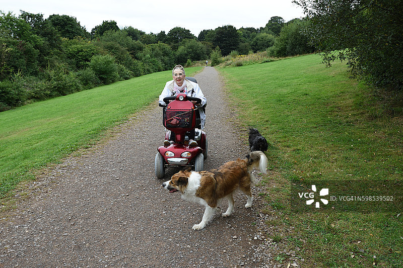 骑电动滑板车的老年妇女图片素材