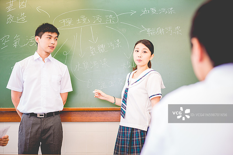 香港亚洲的中国学生谈论污染问题图片素材