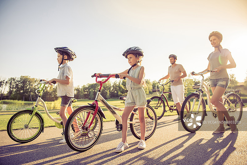 骑自行车的家庭图片素材
