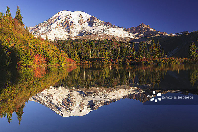 雷尼尔山的长椅湖图片素材