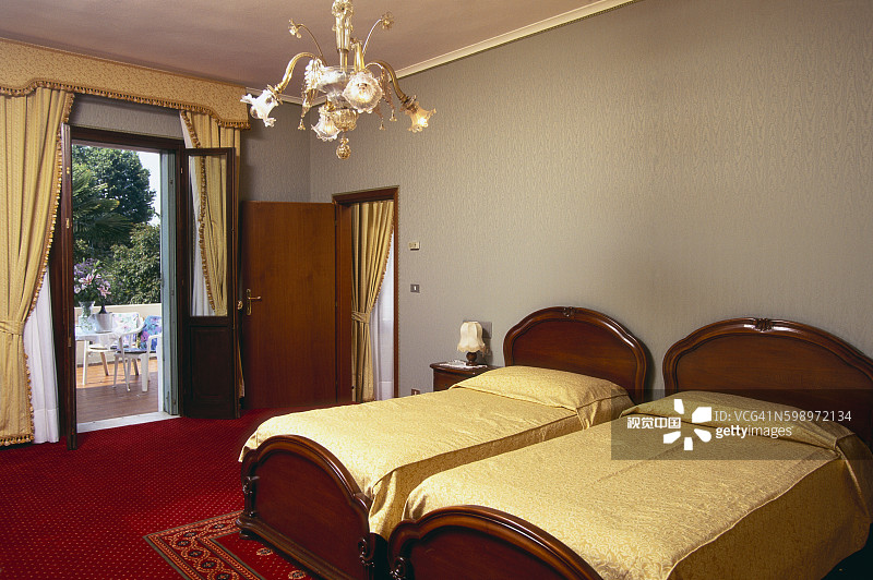 酒店房间内的双人床图片素材