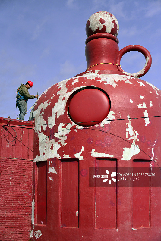 油漆工正在粉刷壶状建筑物图片素材