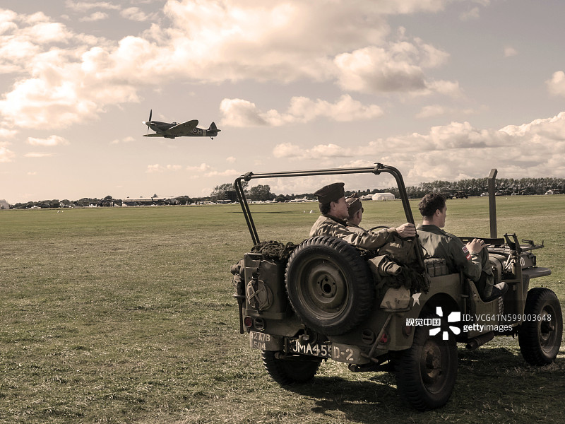 在古德伍德机场起飞的喷火式二战战斗机图片素材