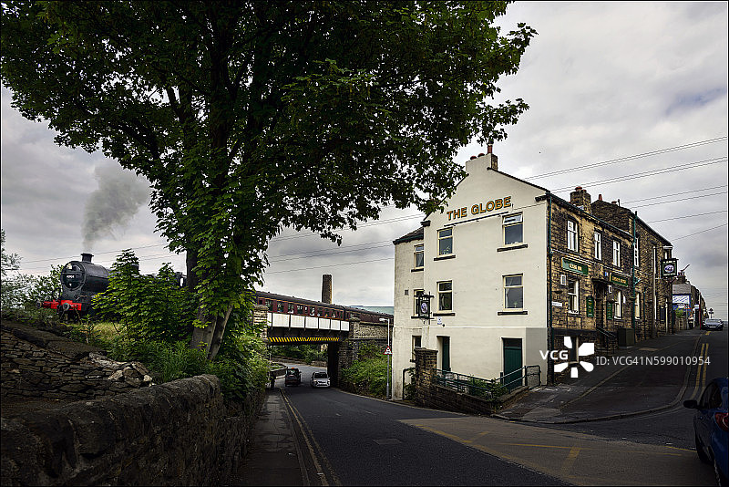历史蒸汽机车驶过酒吧图片素材