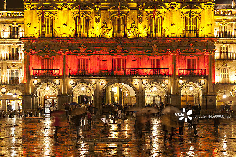 西班牙萨拉曼卡市长广场的雨景图片素材