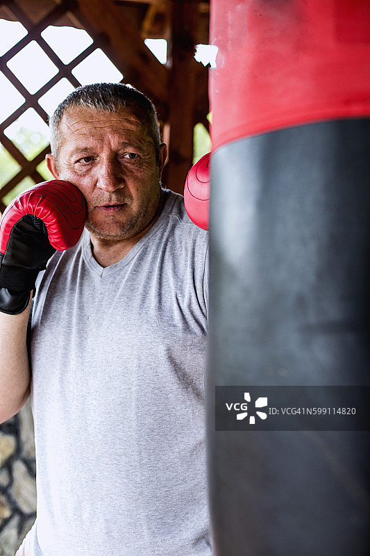 中年男人在拳击图片素材