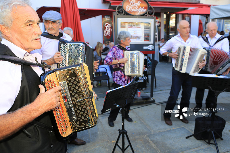 街头手风琴演奏者图片素材