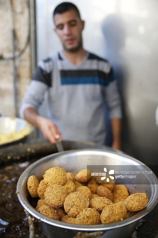 制作炸丸子的巴勒斯坦人图片素材