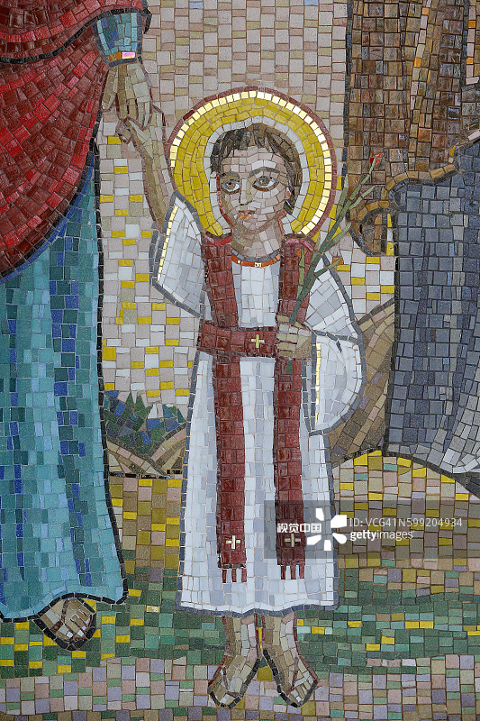 维勒瑞夫圣米歇尔和圣乔治科普特教堂：圣基里亚科斯牵着母亲的手的马赛克图片素材