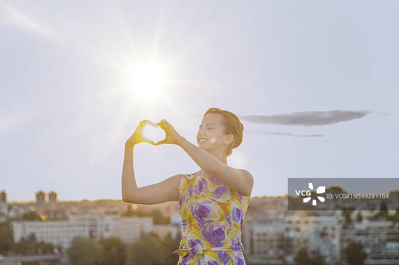 日落天空中的心形图片素材