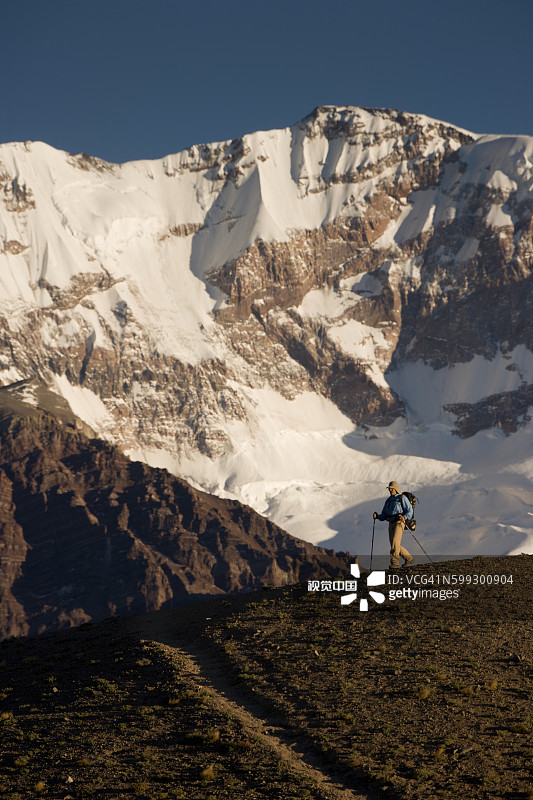 孤独的背包客在印加桥附近的阿空加瓜山山脊上徒步旅行，阿根廷门多萨图片素材
