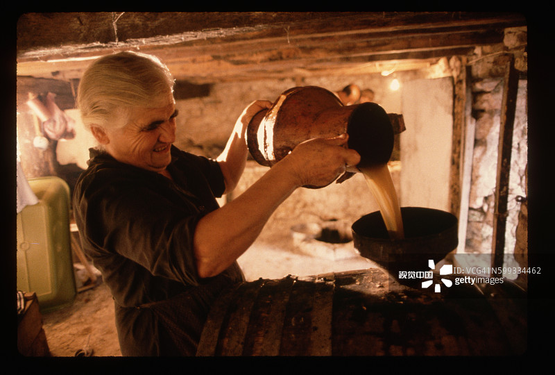 女人在倒葡萄酒图片素材