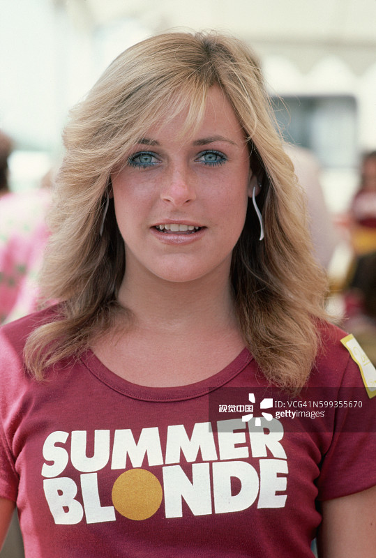 身穿夏季金色衬衫的啦啦队员图片素材