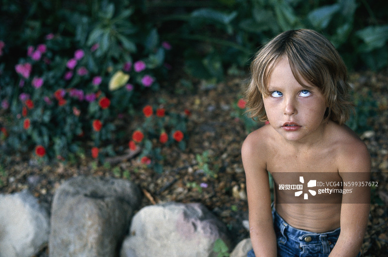 斗鸡眼的男孩图片素材