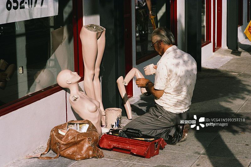 男子在人行道上绘制人体模型图片素材