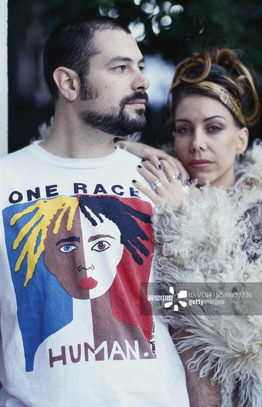 男人和女人站在一起，穿着“同一种族人类”的衬衫图片素材