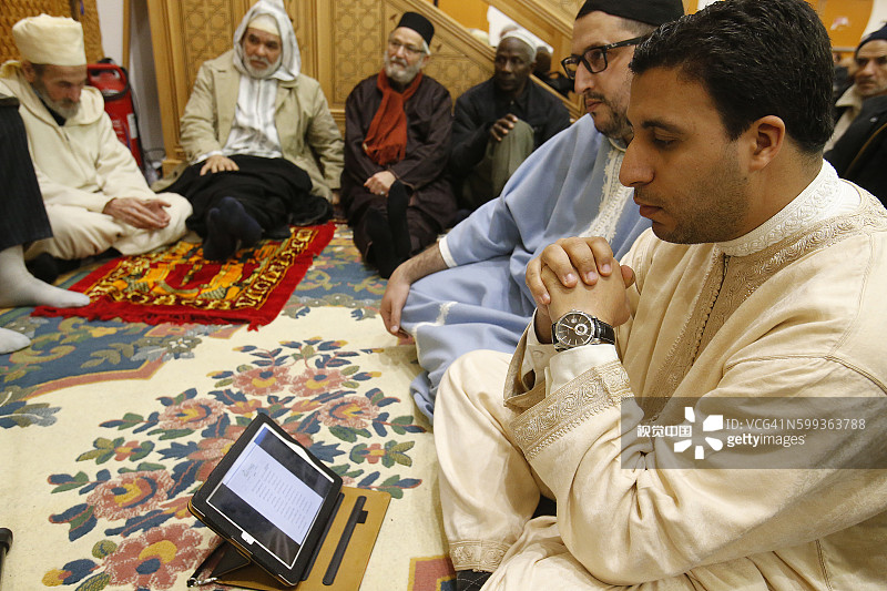 苏菲派穆斯林在法国清真寺庆祝圣纪节图片素材