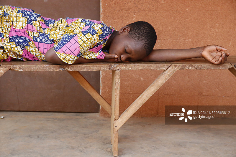 男孩在长椅上睡觉图片素材