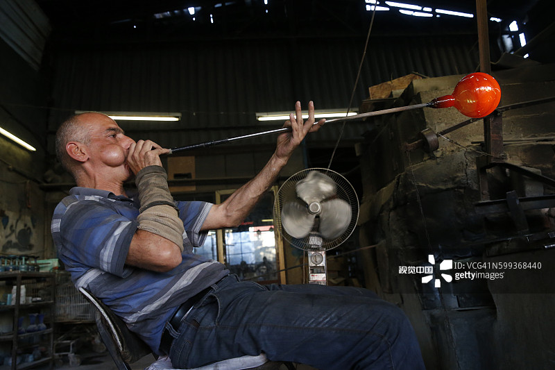 在西岸希布伦的玻璃吹制工人图片素材