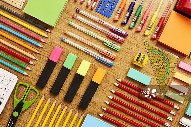 排列在木桌上的办公室和学校用品图片素材