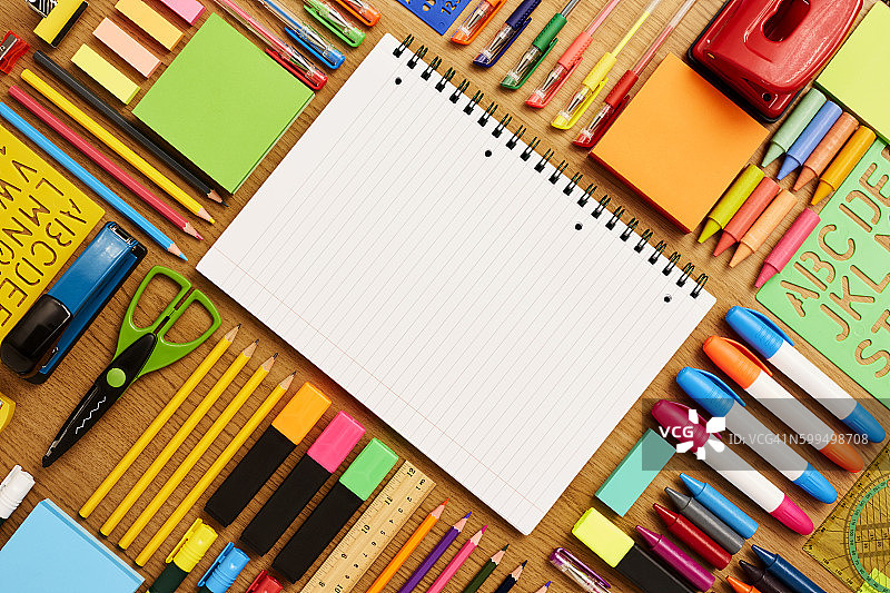 螺旋笔记本与学习用品图片素材